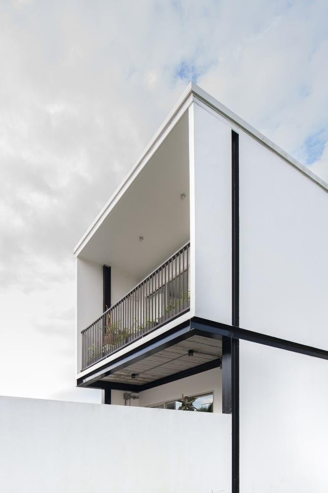 Ngôi nhà này mang tên Prim, là nơi sinh sống của cô gái 20 tuổi ở Phuket (Thái Lan). Do quỹ đất và nguồn lực về tài chính hạn hẹp, nên kiến trúc sư đề xuất về mẫu nhà đơn giản mà vẫn đảm bảo được các nhu cầu chính. Ngôi nhà này mang tên Prim, là nơi sinh sống của cô gái 20 tuổi ở Phuket (Thái Lan). Do quỹ đất và nguồn lực về tài chính hạn hẹp, nên kiến trúc sư đề xuất về mẫu nhà đơn giản mà vẫn đảm bảo được các nhu cầu chính.