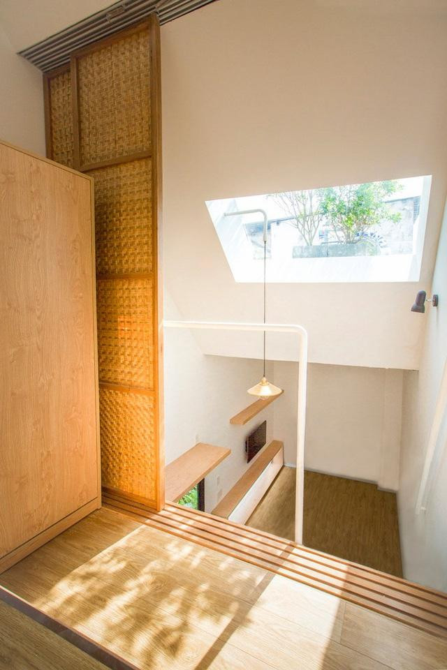 Bố trí nhiều cửa sổ, cửa chính và cửa dọc bên hông cầu thang cũng có thể “tranh thủ” cho ngôi nhà rất nhiều khoảng “thở”. (Ảnh: Internet) Bố trí nhiều cửa sổ, cửa chính và cửa dọc bên hông cầu thang cũng có thể “tranh thủ” cho ngôi nhà rất nhiều khoảng “thở”. (Ảnh: Internet)