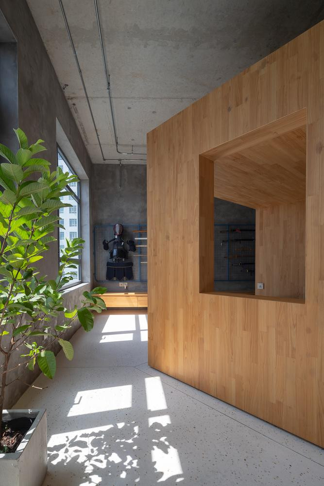 Để không gian trong nhà có nhiều ánh sáng nhất có thể, toàn bộ các cửa sổ trong nhà đều làm bằng kính trong suốt. Để tạo điểm nhấn cho không gian, các chậu cây được đặt ở các góc của căn hộ.