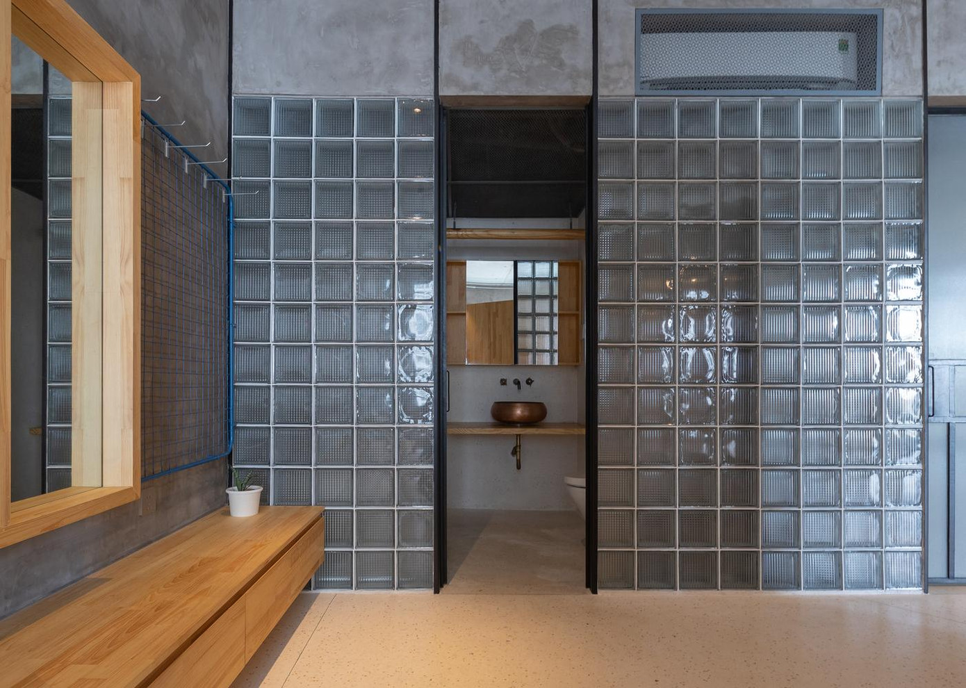 Không gian kho, bếp và nhà vệ sinh được thiết kế gọn gàng với đầy đủ các công năng cần thiết.