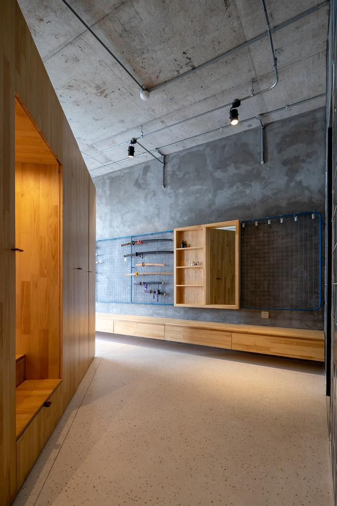 Đây là một căn hộ chưa hoàn thiện, chưa có tường ngăn chia và gần như trống rỗng ở TP. HCM rộng 68m2. Người bố muốn biến nơi này thành vương quốc vui chơi cho các con nên các kiến trúc sư đã đề xuất ý tưởng thiết kế “Chiếc hộp vui vẻ”.