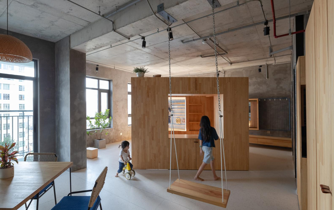 Đồ nội thất trong nhà được bố trí tối giản xung quanh hộp gỗ nhằm tạo ra thật nhiều không gian cho hoạt động vui chơi, thể thao, thư giãn, đọc sách của bố mẹ và con cái.
