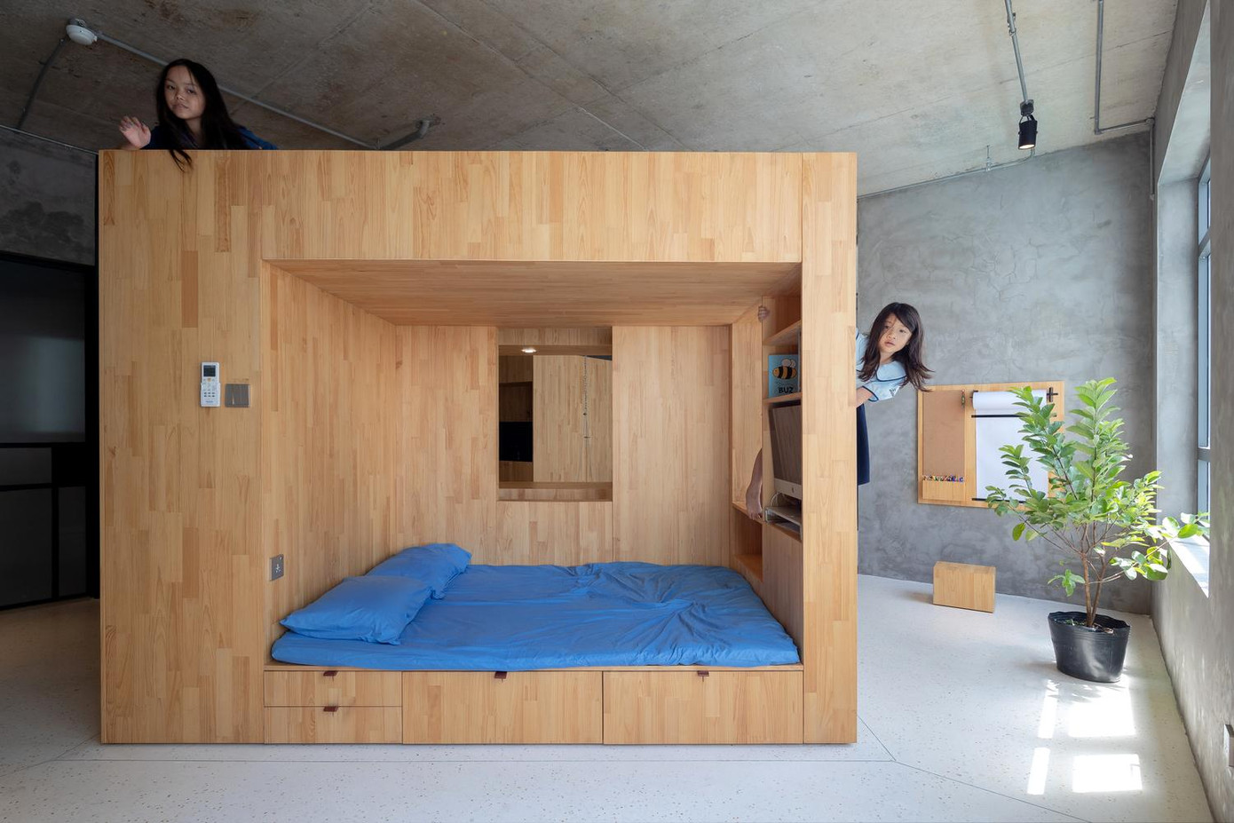 Căn hộ như một sân chơi thoải mái cho trẻ nhỏ, nhất là trong thời kì giãn cách xã hội để phòng, chống dịch COVID -19 như hiện tại.