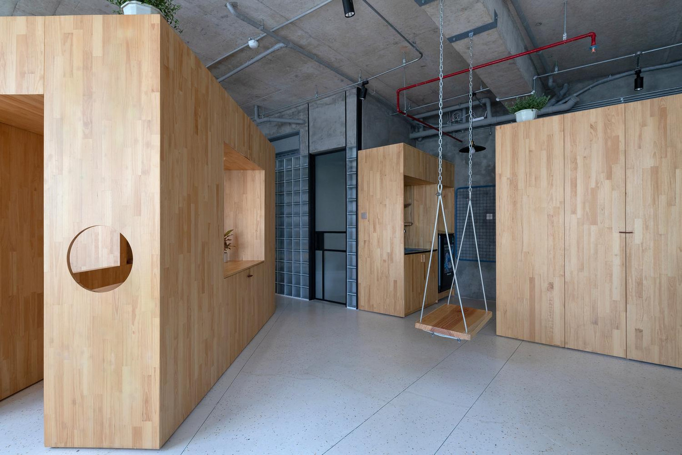 Bên cạnh đó chiếc hộp còn xoay một góc 45 độ, tạo ra nhiều góc mở giúp không gian được mở rộng cũng như để ánh sáng tràn vào mọi ngóc ngách, nhất là khu vực bếp và nhà vệ sinh.