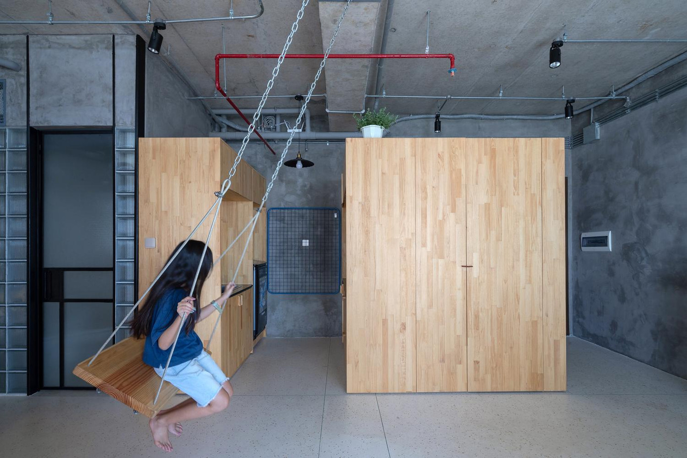 Khi thực hiện, các kiến trúc sư quyết định giữ nguyên hiện trạng căn hộ, không can thiệp để giảm bớt việc xây dựng. Thậm chí lớp trần bê tông cũng được giữ nguyên để tận dụng chiều cao thông thủy.