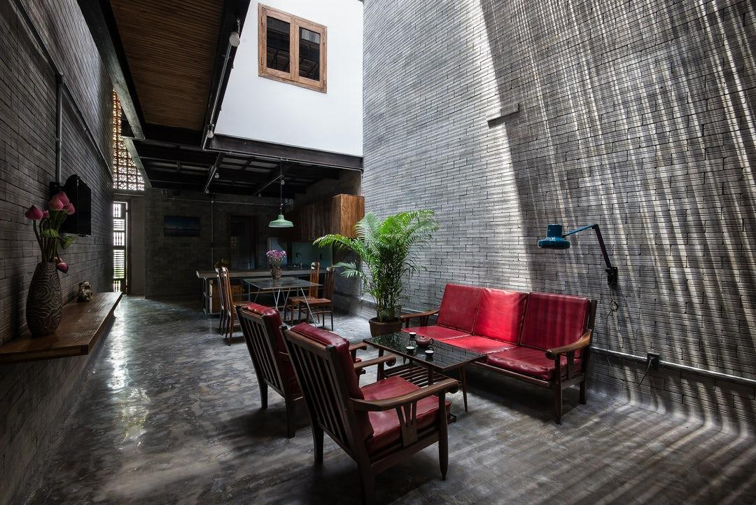 Zen House (nghĩa là “ngôi nhà của thiền định”) mang vẻ trầm ấm, an tĩnh từ những bức tường gạch và khung cửa gỗ, nhưng không u tối, gò bó, nhờ tận dụng nguồn sáng tự nhiên từ giếng trời. Zen House (nghĩa là “ngôi nhà của thiền định”) mang vẻ trầm ấm, an tĩnh từ những bức tường gạch và khung cửa gỗ, nhưng không u tối, gò bó, nhờ tận dụng nguồn sáng tự nhiên từ giếng trời.