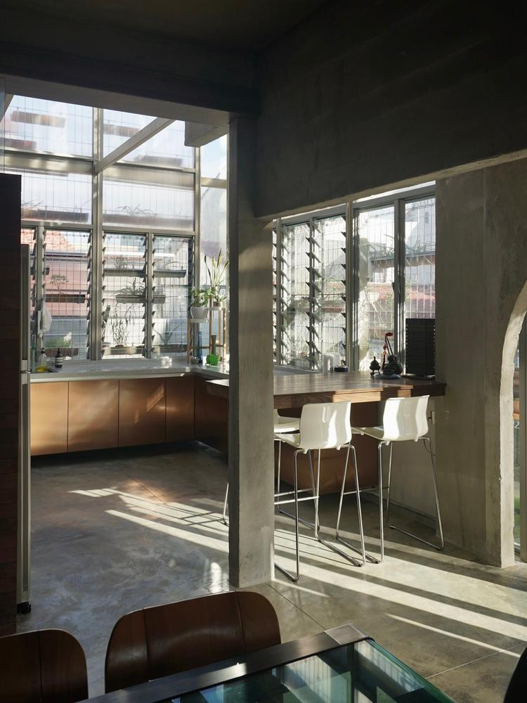 Tầng 1 là không gian để xe, phòng khách, bếp, phòng ăn.