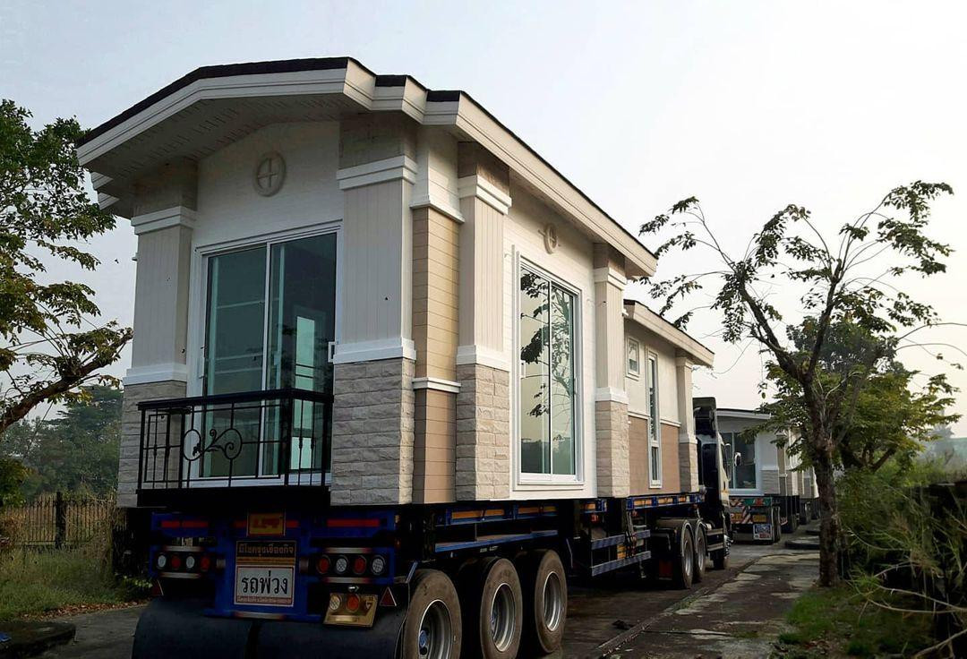 Nhà mô đun lắp ghép hoàn thiện nguyên khối tại nhà xưởng rồi được đưa đến tận nơi bằng xe container và đặt vào đúng vị trí bạn muốn.