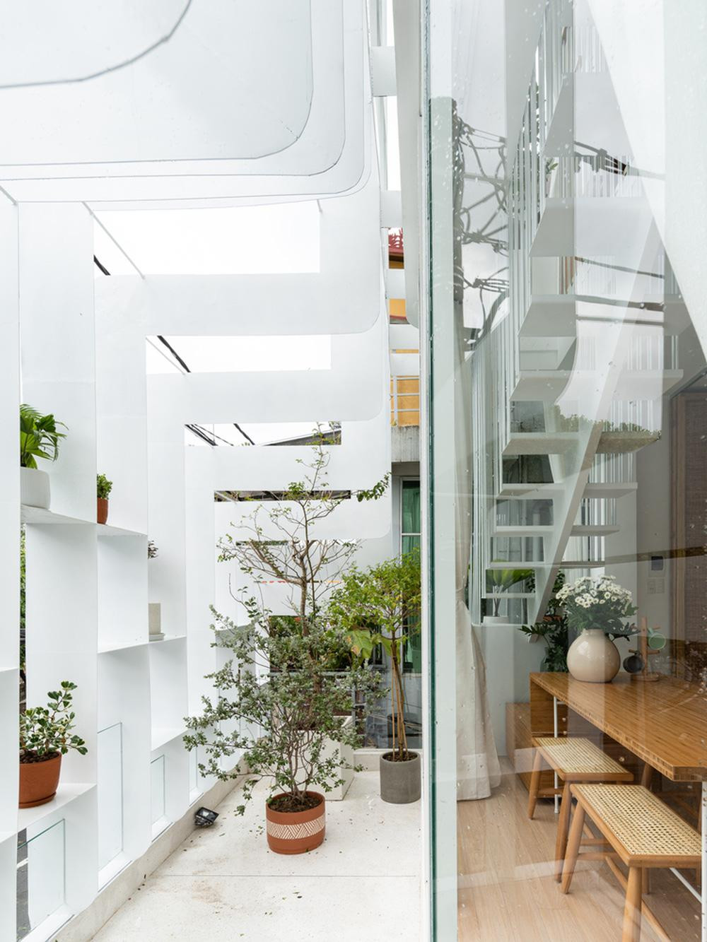 Tiam House là một hình mẫu sáng tạo, cho thấy một ngôi nhà ngay giữa phố phường đông đúc, được cải tạo từ nhà cũ, vẫn có thể trở nên đầy tươi mới, trẻ trung và mang lại sự bình yên, thư thái cho mọi người. Hình ảnh sau khi cải tạo của ngôi nhà cũng được nhiều tờ báo nổi tiếng của Mỹ hết lời khen ngợi. Tiam House là một hình mẫu sáng tạo, cho thấy một ngôi nhà ngay giữa phố phường đông đúc, được cải tạo từ nhà cũ, vẫn có thể trở nên đầy tươi mới, trẻ trung và mang lại sự bình yên, thư thái cho mọi người. Hình ảnh sau khi cải tạo của ngôi nhà cũng được nhiều tờ báo nổi tiếng của Mỹ hết lời khen ngợi.