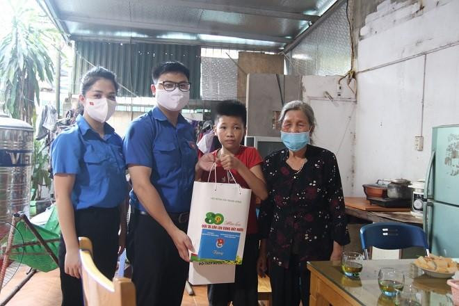 Cùng lớp với Châu là em Chu Thanh Hải. Gia đình Hải hết sức éo le. Hải được bà nội năm nay đã 71 tuổi nuôi nấng. Hai bà cháu đang phải sống nhờ nhà người bác. Cùng lớp với Châu là em Chu Thanh Hải. Gia đình Hải hết sức éo le. Hải được bà nội năm nay đã 71 tuổi nuôi nấng. Hai bà cháu đang phải sống nhờ nhà người bác.