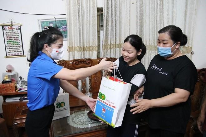 Ban Tổ chức đã tới thăm hỏi, tặng quà em Đỗ Ngọc Minh Châu, học sinh lớp 7A7 trường THCS Nhật Tân. Gia đình Châu có 4 anh chị em và thuộc diện khó khăn của phường Nhật Tân. Mẹ Châu bán rau ngoài chợ nhưng đang mắc bệnh ung thư nên cách vài tháng lại phải đi xạ trị. Trong bối cảnh COVID-19, mấy anh chị em Châu chỉ trông chờ duy nhất chiếc điện thoại di động bé xíu của mẹ để học trực tuyến. Tuy nhiên, do công việc mưu sinh vất vả, mẹ Châu không thể lúc nào cũng có thể đưa điện thoại cho các con sử dụng để học tập, do đó, các buổi học trực tuyến của Châu cũng bập bõm. Ban Tổ chức đã tới thăm hỏi, tặng quà em Đỗ Ngọc Minh Châu, học sinh lớp 7A7 trường THCS Nhật Tân. Gia đình Châu có 4 anh chị em và thuộc diện khó khăn của phường Nhật Tân. Mẹ Châu bán rau ngoài chợ nhưng đang mắc bệnh ung thư nên cách vài tháng lại phải đi xạ trị. Trong bối cảnh COVID-19, mấy anh chị em Châu chỉ trông chờ duy nhất chiếc điện thoại di động bé xíu của mẹ để học trực tuyến. Tuy nhiên, do công việc mưu sinh vất vả, mẹ Châu không thể lúc nào cũng có thể đưa điện thoại cho các con sử dụng để học tập, do đó, các buổi học trực tuyến của Châu cũng bập bõm.