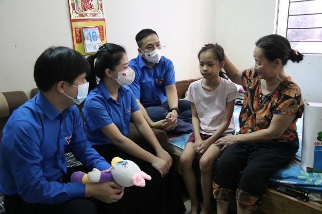 Em Phương Khánh Hà, học sinh 5A4, trường Tiểu học Xuân La cũng có hoàn cảnh hết sức éo le. Mẹ bỏ đi từ khi em còn nhỏ, bố là lao động tự do, công việc không ổn định, trong dịch COVID-19 hầu như không có việc làm. Chị gái em lại mắc bệnh máu trắng. Cả nhà đang sống trong căn nhà trọ chật hẹp. Em Hà hiện đang học trực tuyến bằng chiếc máy tính bảng đã cũ của bố, tuy nhiên cách đây vài hôm, máy tính bảng bị hỏng, chưa sửa được nên em không thể tiếp tục học trực tuyến cùng các bạn. Hằng ngày, em ở nhà cùng bà nội và thường xuyên được bà động viên, vượt qua điều kiện khó khăn, lấy sách vở ra tự học để không bị tụt lại so với các bạn. Em Phương Khánh Hà, học sinh 5A4, trường Tiểu học Xuân La cũng có hoàn cảnh hết sức éo le. Mẹ bỏ đi từ khi em còn nhỏ, bố là lao động tự do, công việc không ổn định, trong dịch COVID-19 hầu như không có việc làm. Chị gái em lại mắc bệnh máu trắng. Cả nhà đang sống trong căn nhà trọ chật hẹp. Em Hà hiện đang học trực tuyến bằng chiếc máy tính bảng đã cũ của bố, tuy nhiên cách đây vài hôm, máy tính bảng bị hỏng, chưa sửa được nên em không thể tiếp tục học trực tuyến cùng các bạn. Hằng ngày, em ở nhà cùng bà nội và thường xuyên được bà động viên, vượt qua điều kiện khó khăn, lấy sách vở ra tự học để không bị tụt lại so với các bạn.