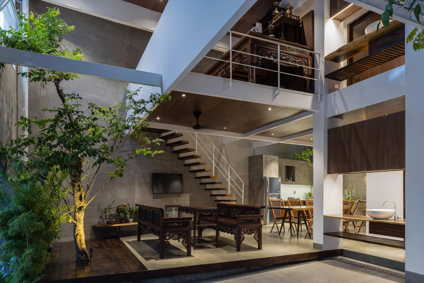 Sàn của khu vực để xe và phòng khách có độ cao khác nhau để chia không gian và tránh việc nước tràn vào nhà khi trời mưa lớn.