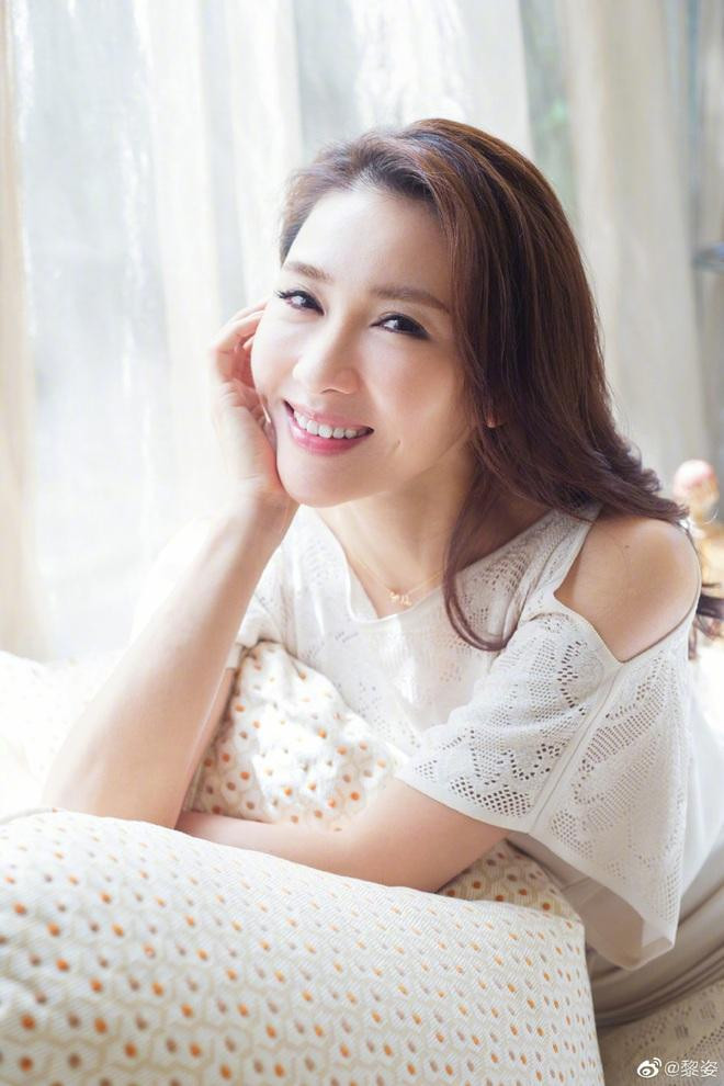 Lê Tư vừa thắng lớn trên thị trường chứng khoán và cô được cho rằng đang sở hữu khối tài sản lên tới 100 triệu USD. Lê Tư vừa thắng lớn trên thị trường chứng khoán và cô được cho rằng đang sở hữu khối tài sản lên tới 100 triệu USD.