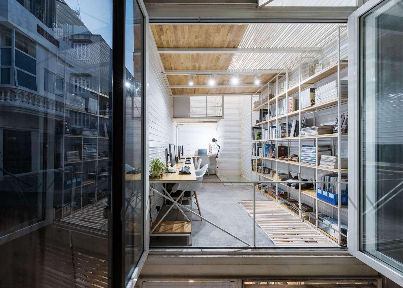 Mặt tiền được lắp cửa kính để tận dụng nguồn sáng và thông gió.