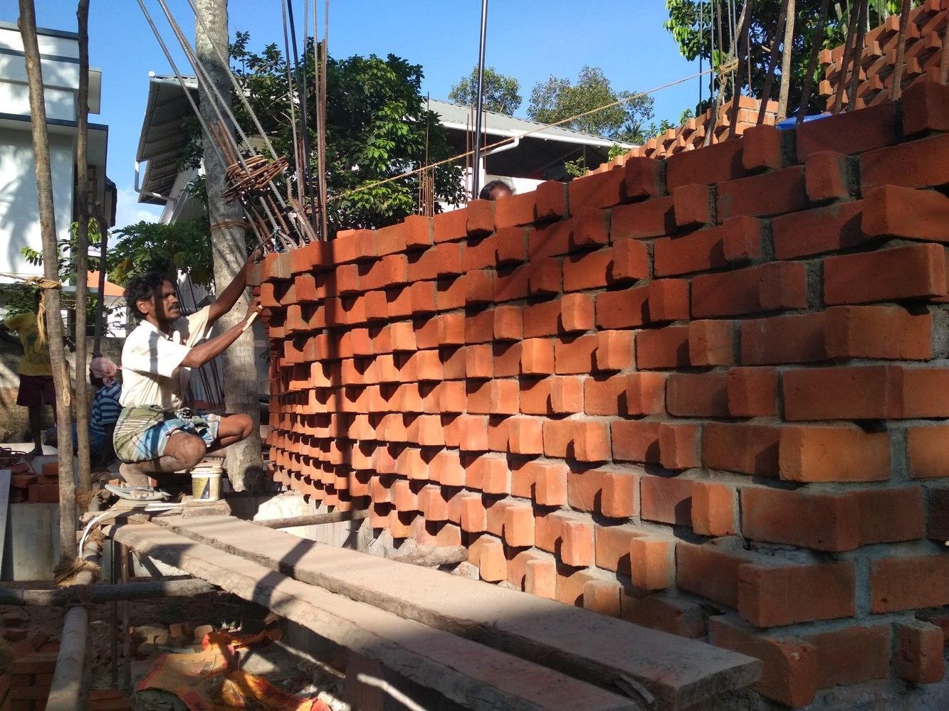 Được biết xây tường theo mô hình bẫy chuột là một phương pháp xây tường bằng gạch, trong đó gạch được đặt ở vị trí thẳng đứng thay vì vị trí nằm ngang thông thường. Nhờ đó, kỹ thuật tạo ra các khoang âm trong tường làm tăng hiệu quả cách âm và cách nhiệt, giảm tổng khối lượng gạch sử dụng và che giấu được các đường dây điện và ống nước.