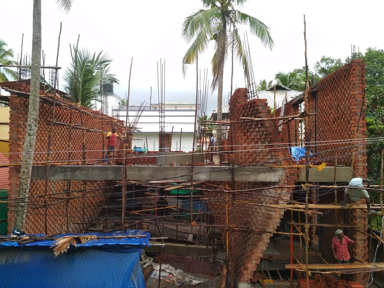 Nhờ những bức tường nghiêng theo các hướng khác nhau, không gian trong mỗi khu vực được phân chia phù hợp với nhu cầu sử dụng