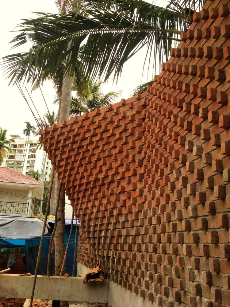 Bên cạnh ứng dụng kỹ thuật xây tường theo mô hình bẫy chuột, nhóm KTS còn thêm vào đó ý tưởng xây dựng một loạt các bức tường nghiêng nhảy sang trái và phải, và các bức tường này chỉ hội tụ lại để hỗ trợ mái nhà bằng sắt thép. Các bức tường so le, uốn cong được thiết kế riêng để phù hợp với mỗi không gian. Trong đó không gian nhỏ thì bức tường sẽ uốn cong ra ngoài giúp tăng diện tích khả dụng và ngược lại.