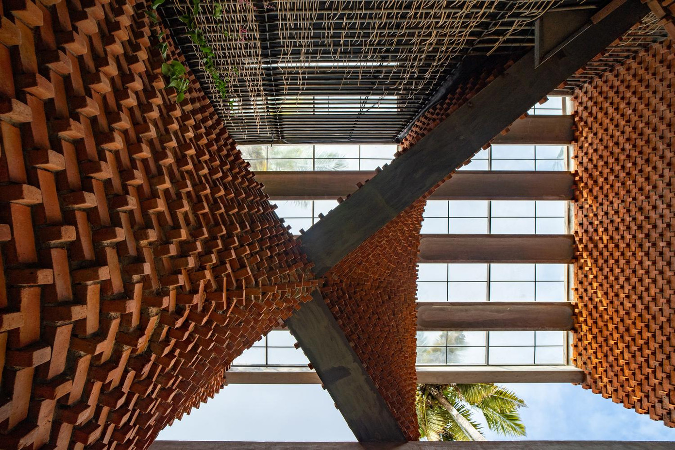 “Đây là một ví dụ về mẫu nhà đẹp tiết kiệm chi phí để các gia chủ tham khảo trong quá trình xây dựng nhà ở nói chung, và xây dựng nhà phố, nhà ống nói riêng”, các kiến trúc sư nói.