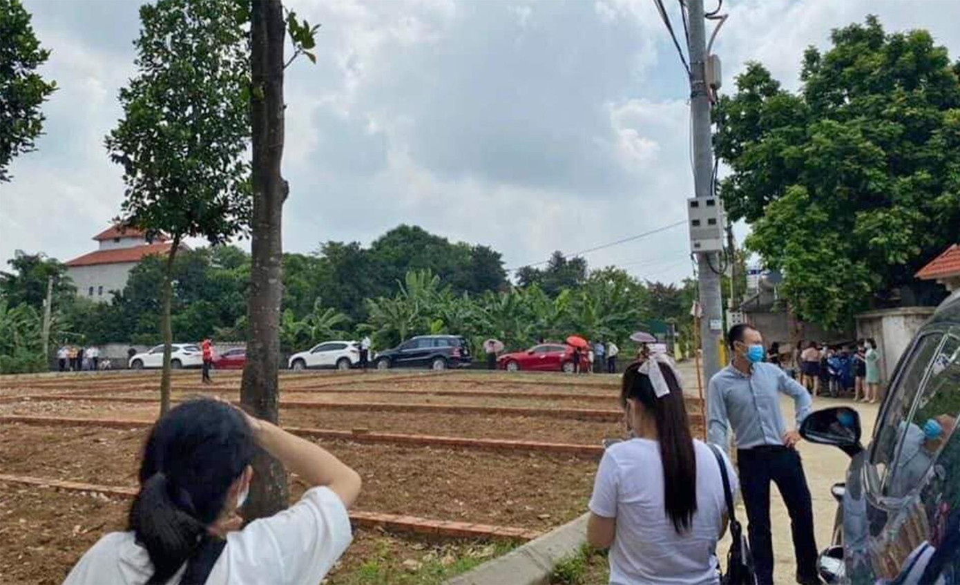 Anh Đoàn và nhiều môi giới khu vực Hòa Lạc (Thạch Thất, Hà Nội) tất bật với lịch trình đưa khách đi xem đất khi Hà Nội nới lỏng giãn cách. (Ảnh: NVCC)