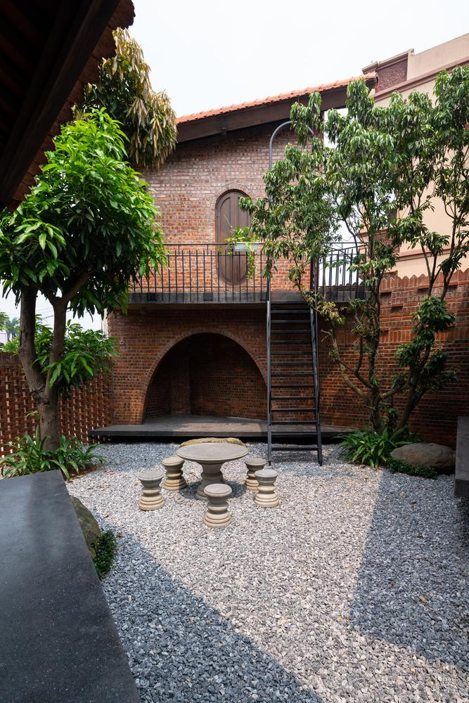 Ở sân trong, gia chủ bố trí bộ bàn ghế nhỏ làm nơi thưởng trà, tận hưởng bầu không khí trong lành với nắng và gió. Ở sân trong, gia chủ bố trí bộ bàn ghế nhỏ làm nơi thưởng trà, tận hưởng bầu không khí trong lành với nắng và gió.