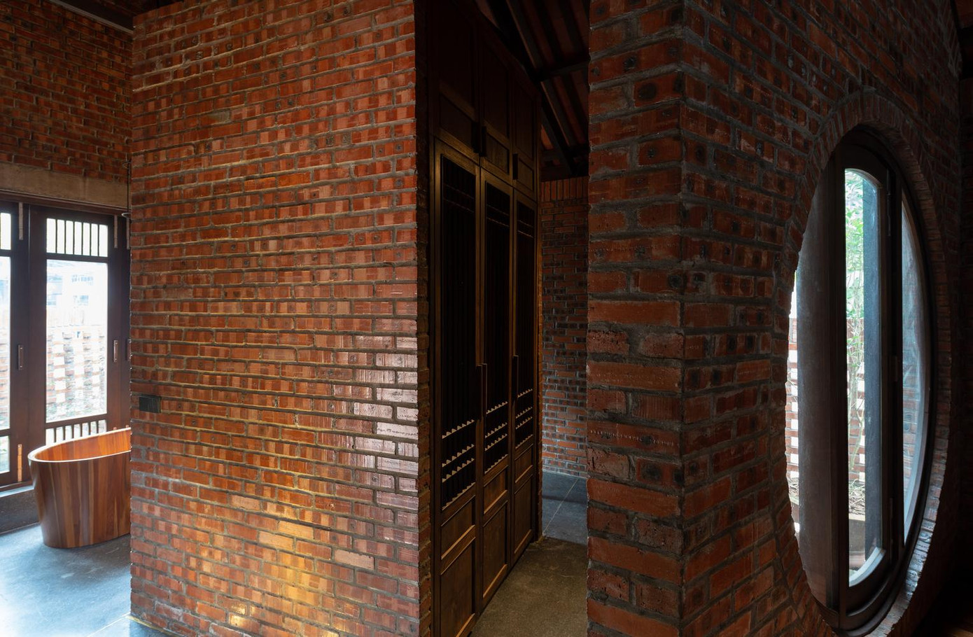 Các ô thoáng ở áp mái và giữa tường giúp ngôi nhà luôn ngập ánh sáng và thoáng mát. Các ô thoáng ở áp mái và giữa tường giúp ngôi nhà luôn ngập ánh sáng và thoáng mát.