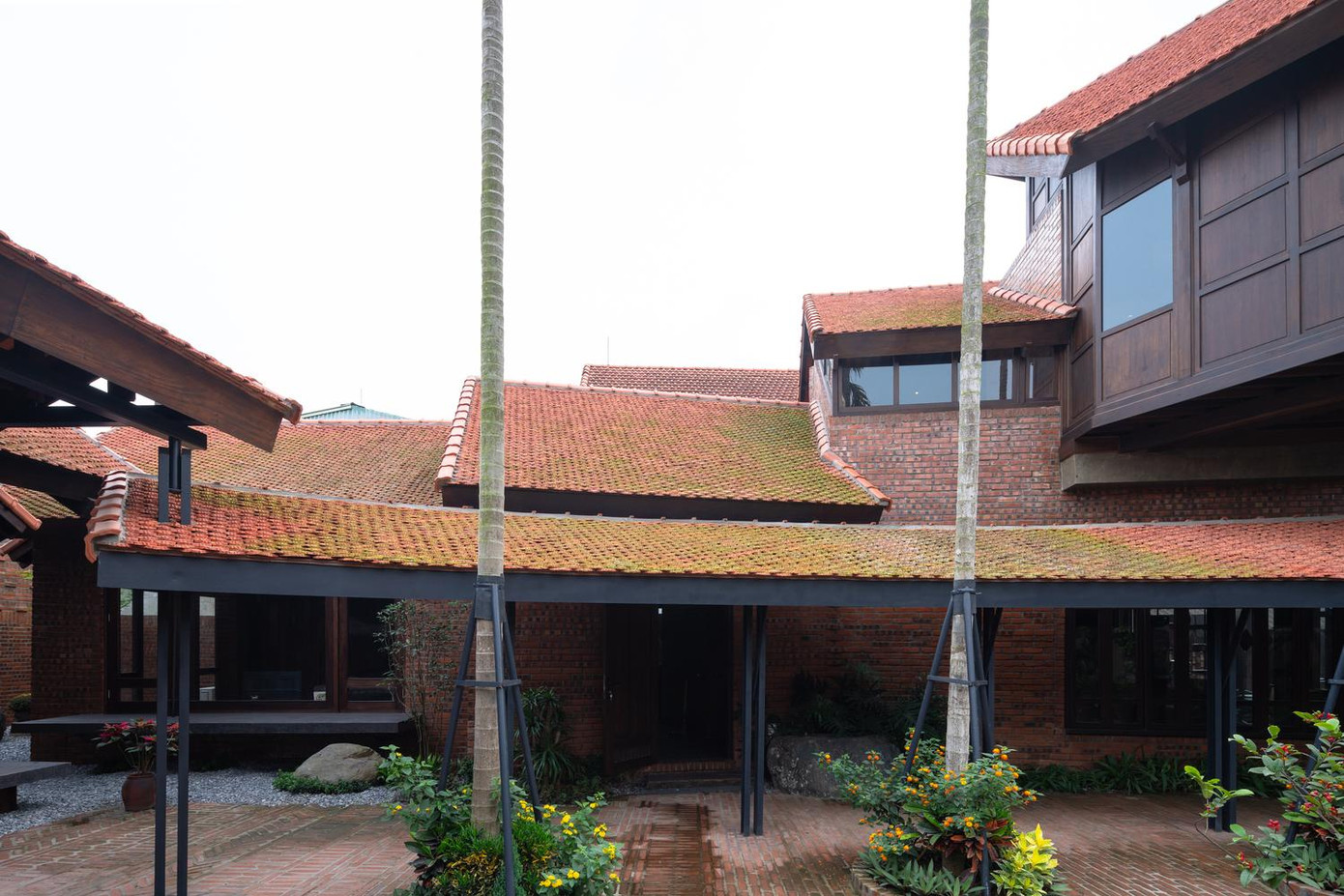 Phòng của ông bà liền kề bếp ăn và không gian thờ tự để người già thuận tiện trong sinh hoạt hàng ngày. Phòng của ông bà liền kề bếp ăn và không gian thờ tự để người già thuận tiện trong sinh hoạt hàng ngày.