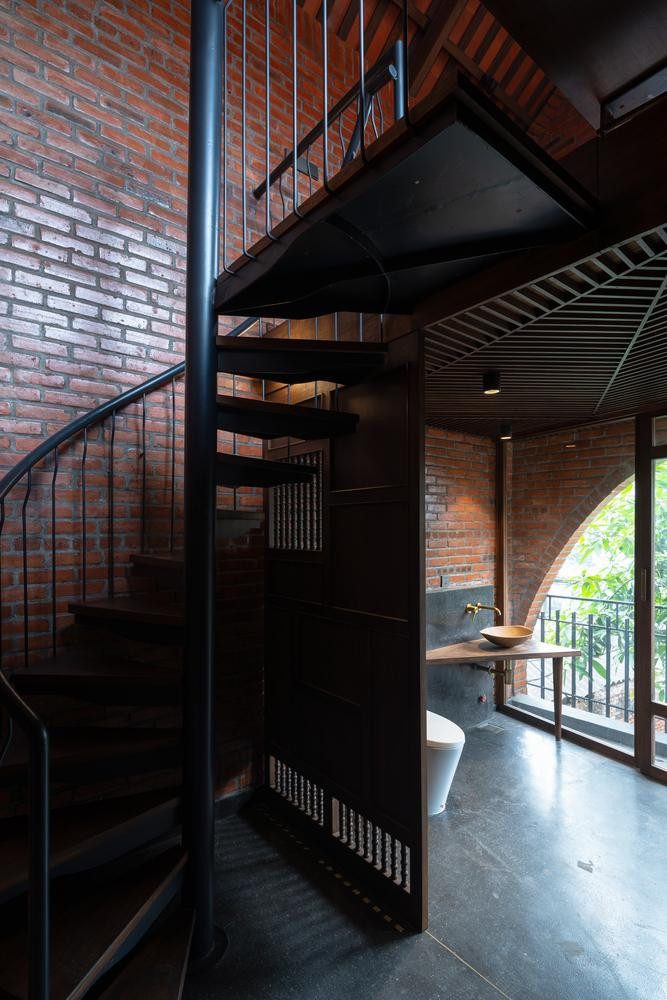 Ngôi nhà sử dụng các vật liệu truyền thống quen thuộc như gỗ, ngói đỏ, gạch trần tạo cảm giác ấm áp, thân thiện với thiên nhiên. Ngôi nhà sử dụng các vật liệu truyền thống quen thuộc như gỗ, ngói đỏ, gạch trần tạo cảm giác ấm áp, thân thiện với thiên nhiên.