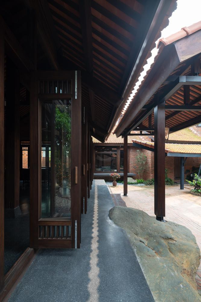 Phòng bố mẹ ở phía bên kia sân trong khi phòng các cháu "nhô lên" trên khu vực bếp với hình khối, cốt nền chênh nhau. Phòng bố mẹ ở phía bên kia sân trong khi phòng các cháu "nhô lên" trên khu vực bếp với hình khối, cốt nền chênh nhau.