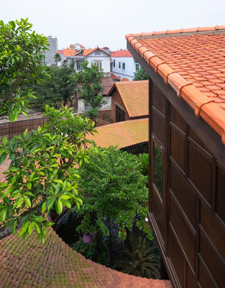 Mái nhà được thiết kế dạng mái dốc, tách biệt và vênh về các hướng nhằm tạo sự sinh động cho không gian. Mái nhà được thiết kế dạng mái dốc, tách biệt và vênh về các hướng nhằm tạo sự sinh động cho không gian.