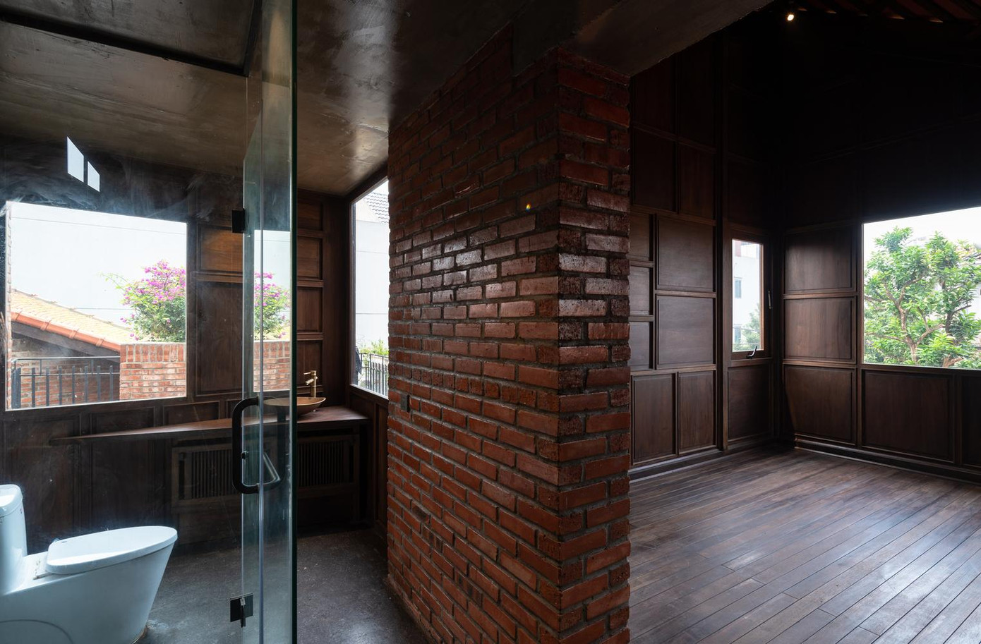 Hệ cửa gỗ cao rộng kết hợp chất liệu kính trong suốt mang đến tầm nhìn đẹp, đồng thời giúp ánh sáng tự nhiên vào trong nhà. Hệ cửa gỗ cao rộng kết hợp chất liệu kính trong suốt mang đến tầm nhìn đẹp, đồng thời giúp ánh sáng tự nhiên vào trong nhà.