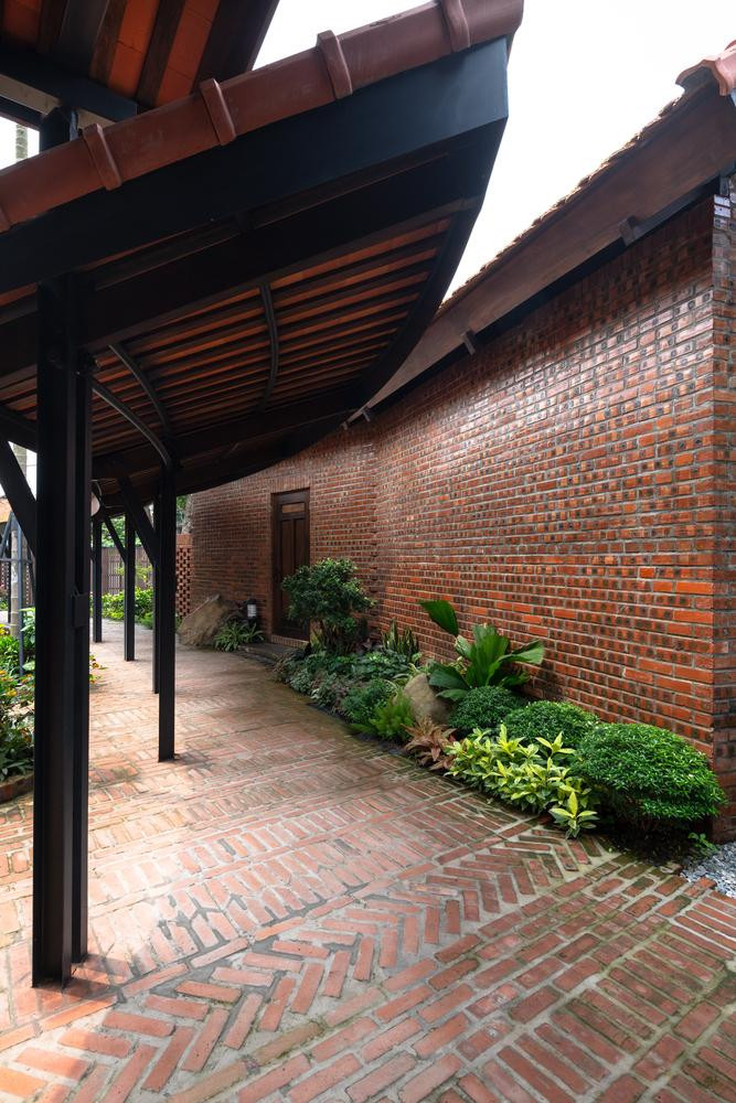 Sân giữa và hàng hiên thoáng sáng giúp kết nối chặt chẽ các khối nhà với nhau. Sân giữa và hàng hiên thoáng sáng giúp kết nối chặt chẽ các khối nhà với nhau.