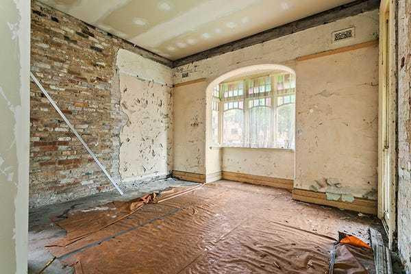 Ngôi nhà cũ nát không có nhà vệ sinh, điện, bếp được bán với giá 80,8 tỷ đồng trong "cơn sốt" BĐS toàn cầu.