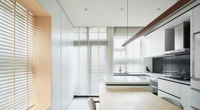 Bếp không rộng lắm nhưng ấn tượng là dùng tông màu sáng kèm ánh sáng tự nhiên bên ngoài. Nội thất bên trong đầy đủ để có thể chế biến món ăn. Bếp không rộng lắm nhưng ấn tượng là dùng tông màu sáng kèm ánh sáng tự nhiên bên ngoài. Nội thất bên trong đầy đủ để có thể chế biến món ăn.