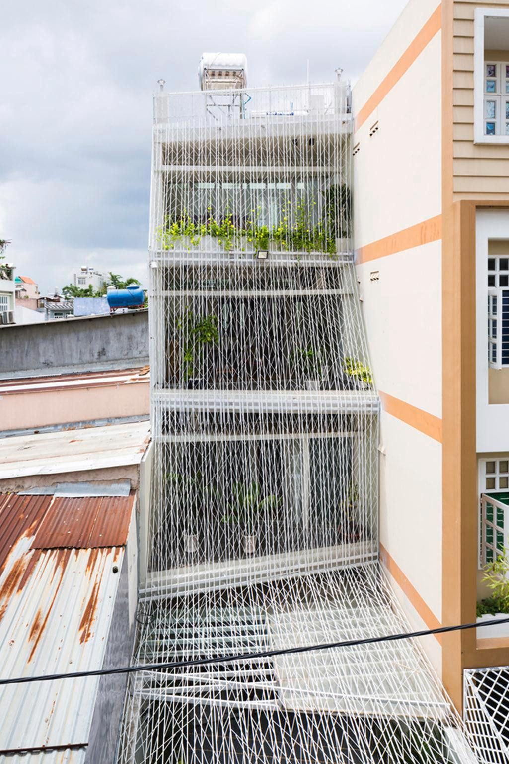 Nhìn bề ngoài, Breeze House giống như một pháo đài gai góc, nhưng thực ra những tấm lưới thép chính là chìa khóa cho căn nhà được sáng sủa, thông thoáng mà vẫn đảm bảo an ninh. Nhìn bề ngoài, Breeze House giống như một pháo đài gai góc, nhưng thực ra những tấm lưới thép chính là chìa khóa cho căn nhà được sáng sủa, thông thoáng mà vẫn đảm bảo an ninh.