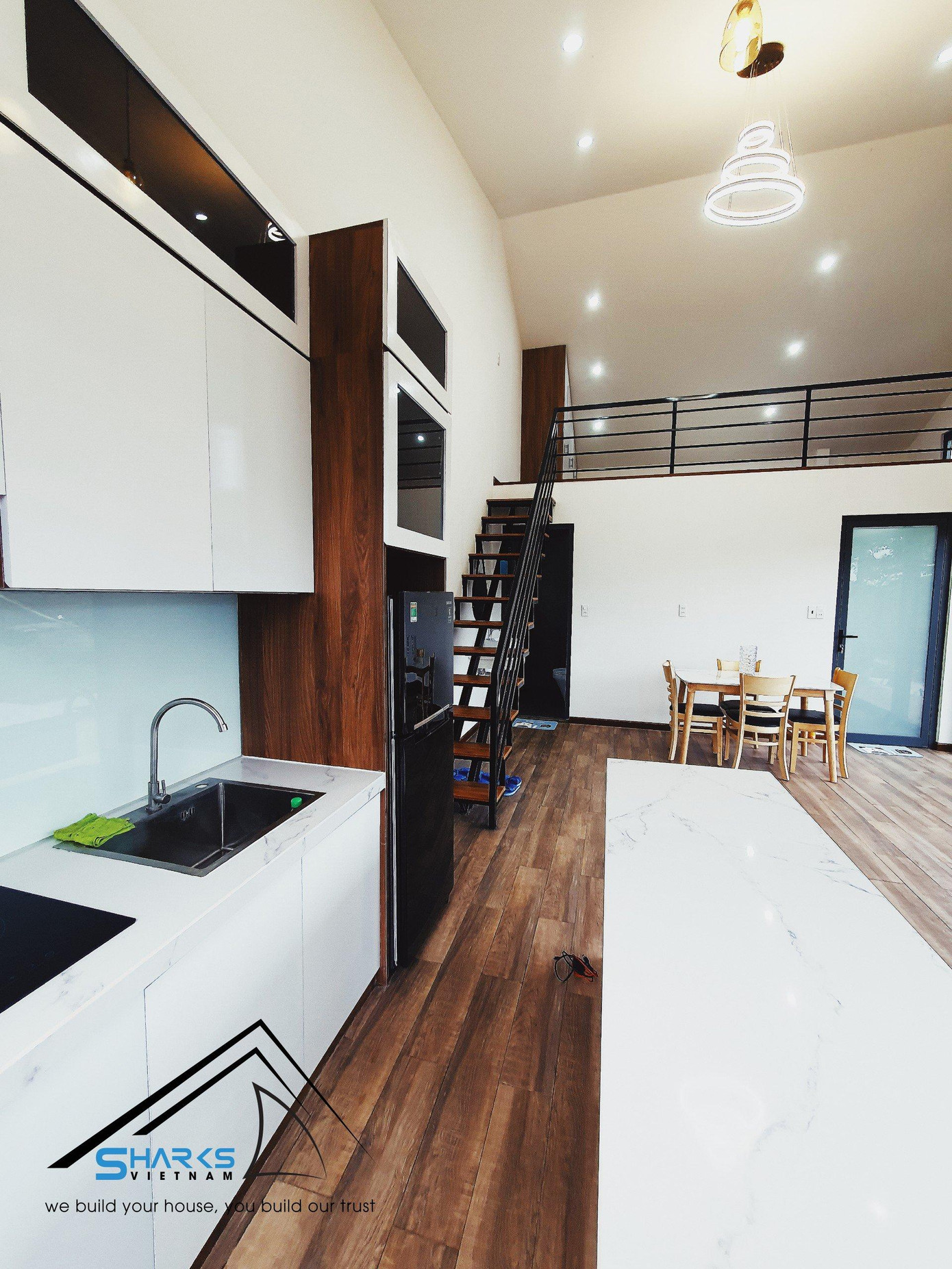 Trong hình là một căn nhà lắp ghép khác được anh Kha và các cộng sự thực hiện tại TP Bảo Lộc (Lâm Đồng). Căn nhà có gác lửng này có diện tích 70m2, công năng gồm: 2 phòng ngủ (phòng ngủ chính dưới tầng 1, phòng phụ trên gác); phòng khách, bếp; nhà vệ sinh.