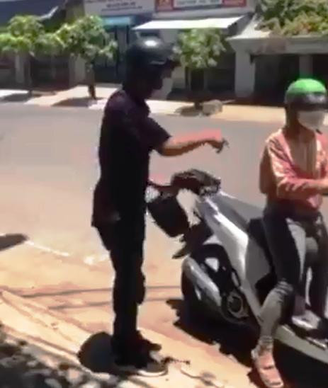 Nam thanh niên Trần Văn Em người lại bị phường Vĩnh Hòa tiến hành xử phạt (Ảnh: Cắt từ clip)