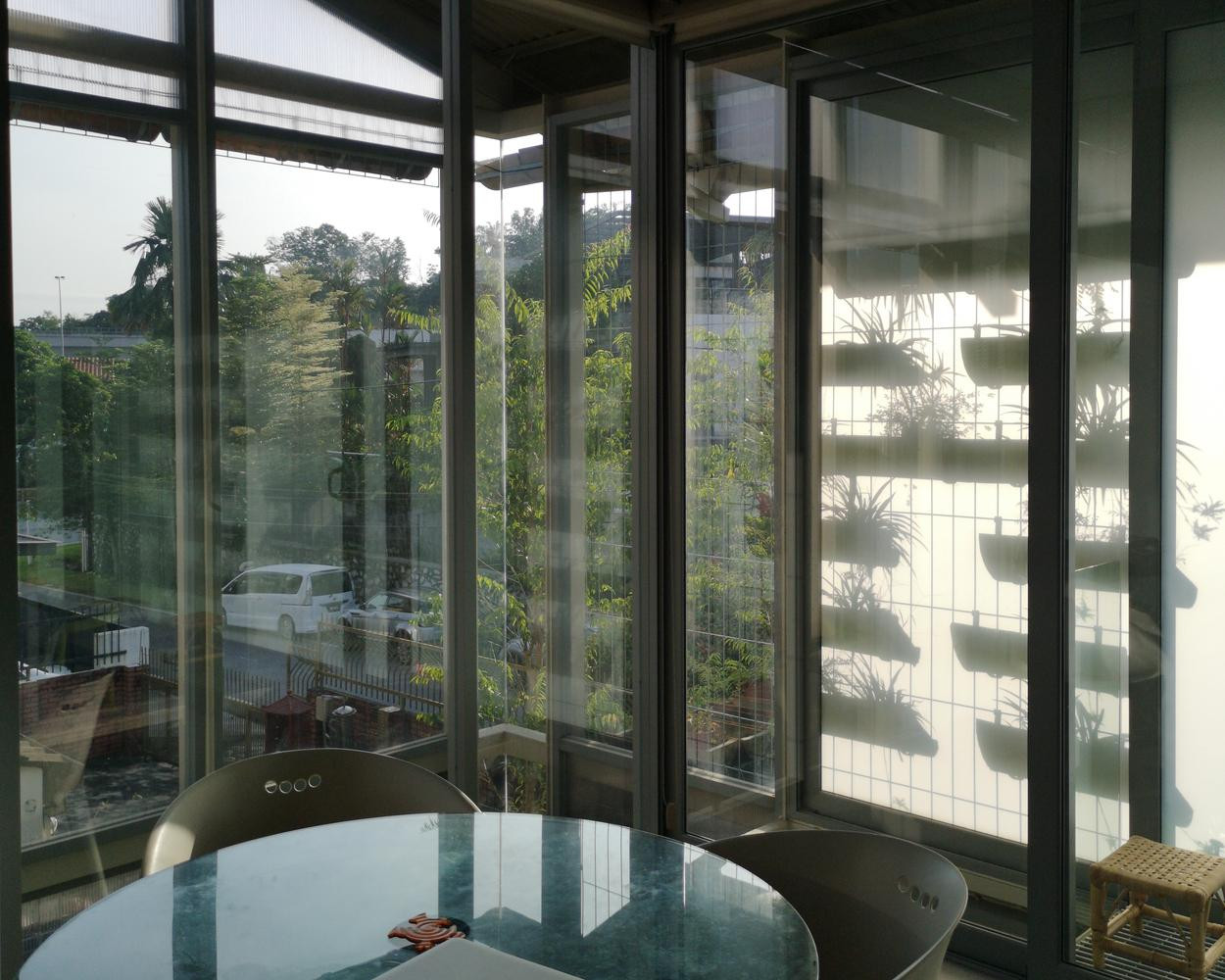 Tất cả các cửa trong nhà đều làm bằng kính để đảm bảo ánh sáng có thể len lỏi đến mọi ngóc ngách trong nhà.