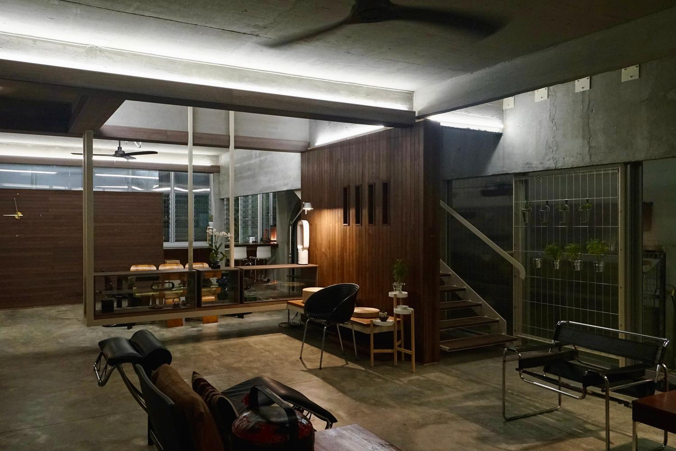 Các phòng được ngăn cách bằng những tấm vách đôi polycarbonate (mờ và rắn) để tiết kiệm chi phí xây dựng. Nội thất trong nhà tối giản hết mức có thể.