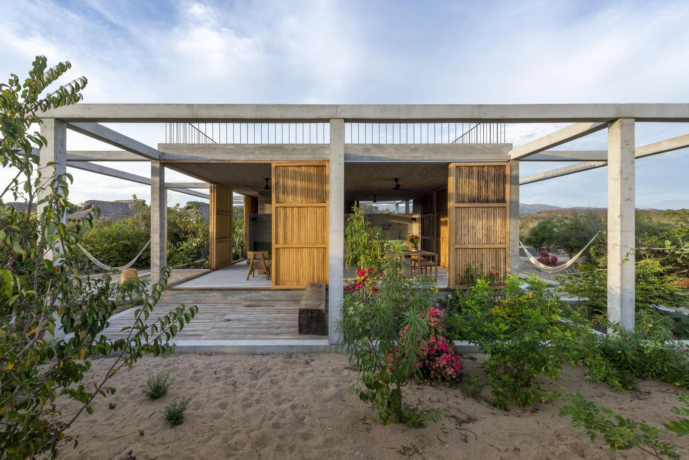 Nền móng có sức chịu tải nâng ngôi nhà lên, giải phóng địa hình và địa vật bên dưới, để dòng nước, không khí, động thực vật tự nhiên không bị tác động. Trong khi đó, lưới bê tông bên ngoài ôm lấy ngôi nhà và kết hợp các thảm thực vật hiện có, làm cho các điểm giữa kiến trúc và cảnh quan không bị xác định và biến đổi theo mùa.