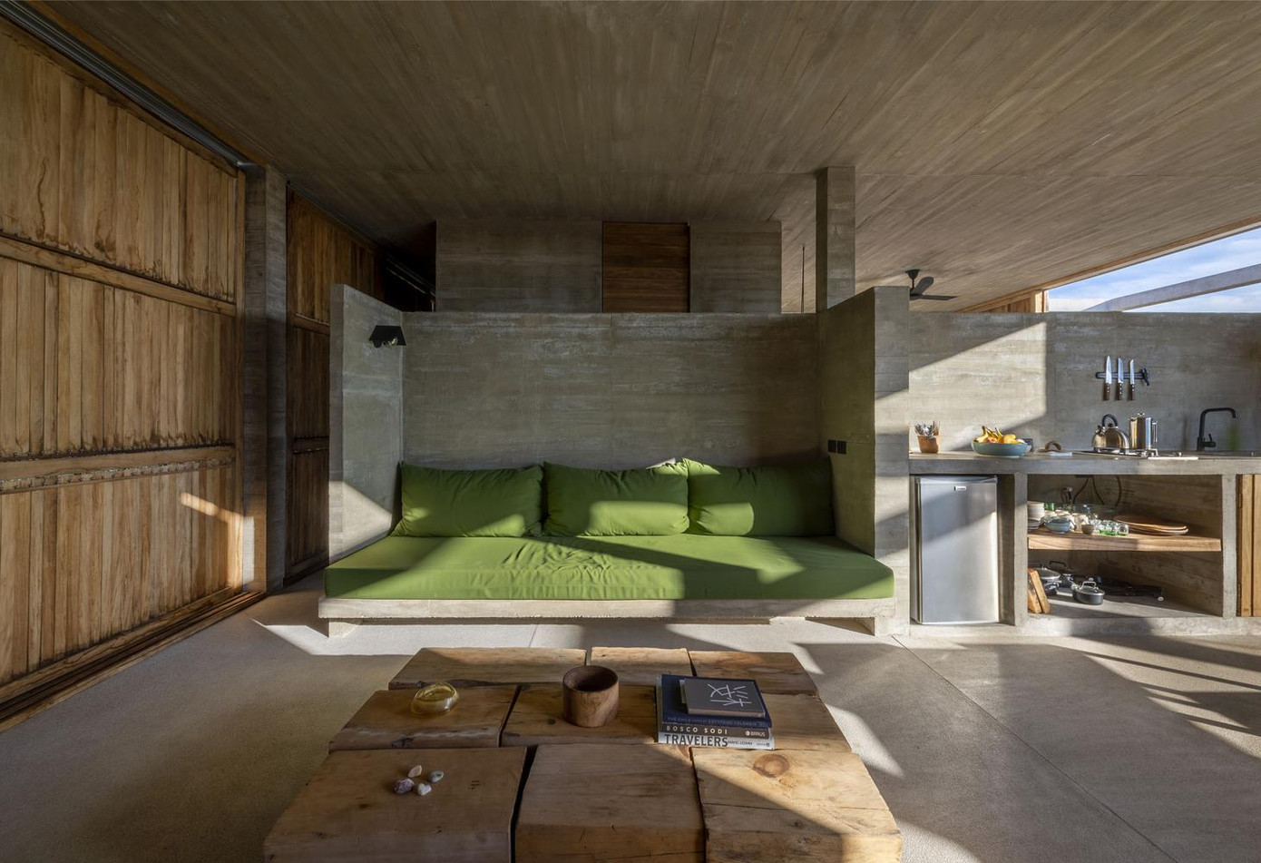 Các kiến trúc sư chia ngôi nhà thành 3 phần. Phần đầu tiên và quan trọng nhất là trung tâm ngôi nhà được xây dựng bằng các tấm bê tông và cột với lớp hoàn thiện thô. Phần trung tâm bao gồm 1 phòng ngủ, phòng bếp, phòng sinh hoạt và phòng tắm. Mỗi một phòng chức năng chiếm một ¼ diện tích của phần trung tâm.