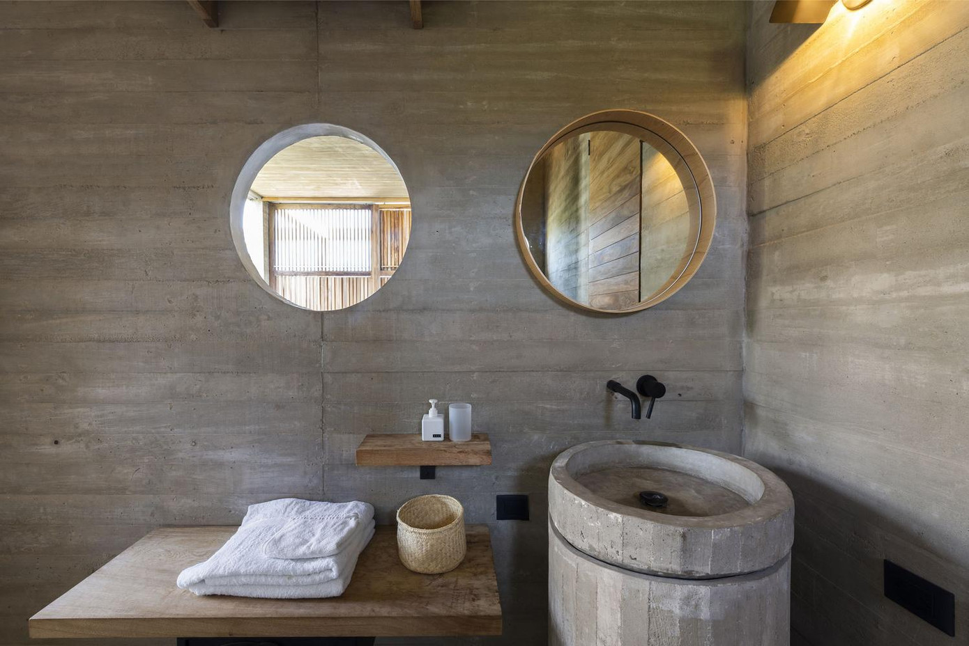 Nội thất trong nhà đều ưu tiên sử dụng vật liệu thô để tạo sự đồng nhất cho ngôi nhà.