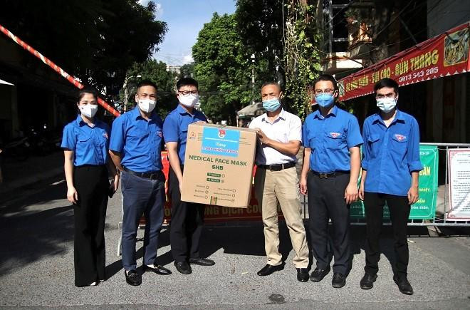 Nhân dịp này, Ban Tổ chức chương trình cũng tới thăm hỏi, động viên và tặng 5.000 khẩu trang y tế cho các đoàn viên, thanh niên tham gia hỗ trợ chốt trực kiểm soát dịch bệnh COVID-19 trên địa bàn phường Xuân La (quận Tây Hồ). Nhân dịp này, Ban Tổ chức chương trình cũng tới thăm hỏi, động viên và tặng 5.000 khẩu trang y tế cho các đoàn viên, thanh niên tham gia hỗ trợ chốt trực kiểm soát dịch bệnh COVID-19 trên địa bàn phường Xuân La (quận Tây Hồ).