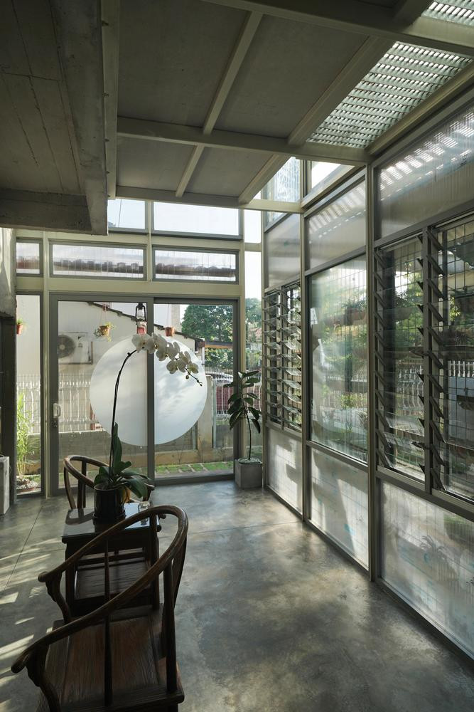Hệ cửa sổ kính đóng mở giúp ngôi nhà luôn thông thoáng và tận hưởng được gió mát.