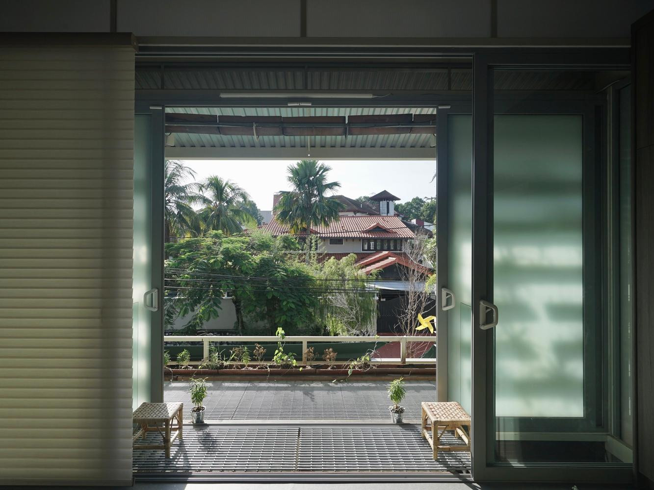 Ngoài ra kiến trúc sư còn thiết kế nhiều lối đi bằng lưới thép để tiện cho việc ngắm cảnh và chăm sóc cây.