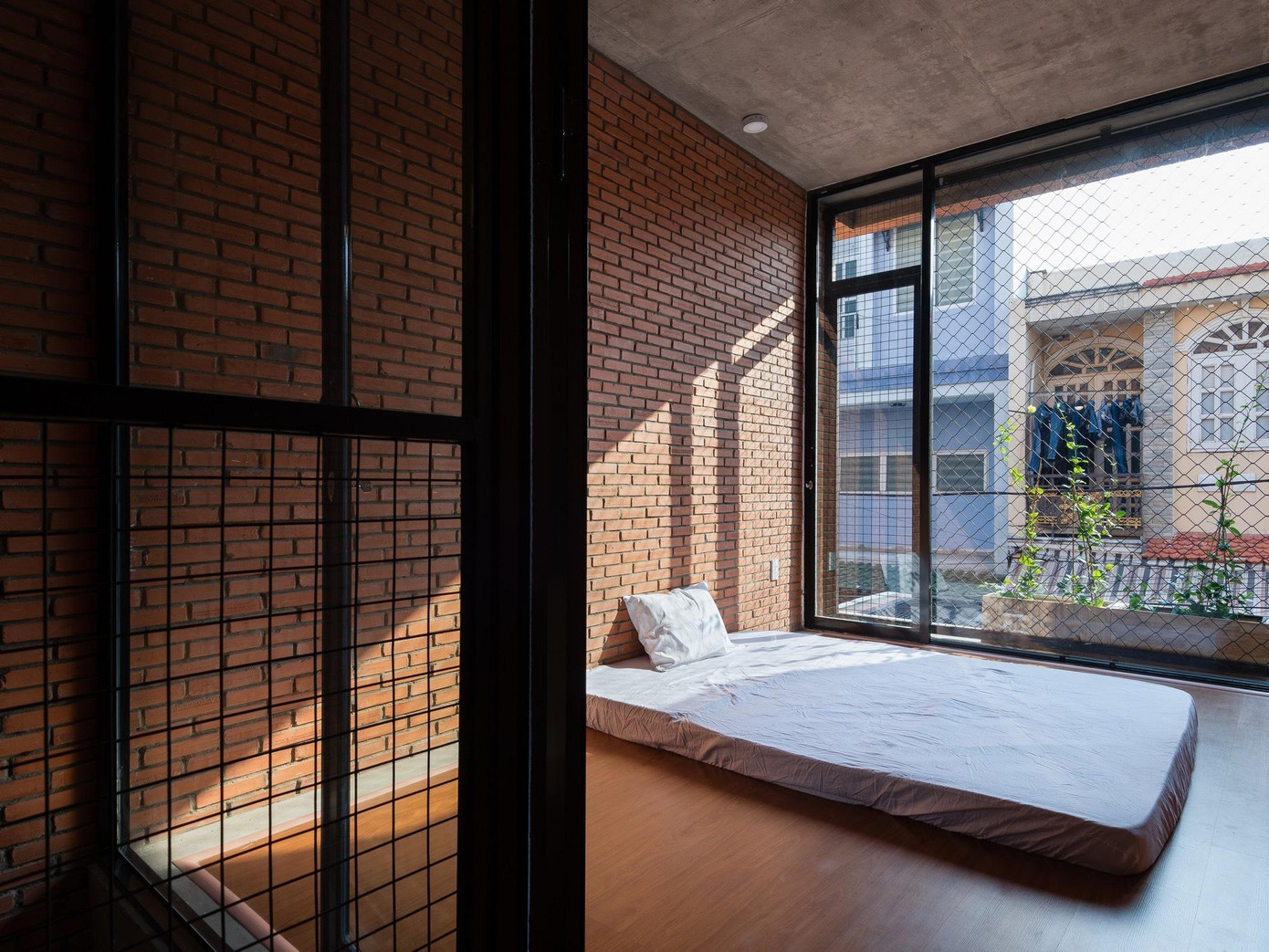 Cũng như 2 ngôi nhà kể trên, WASP House sử dụng các thiết kế là tường gạch khoét lỗ, cửa kính và cầu thang rỗng để tăng độ thông thoáng. Cũng như 2 ngôi nhà kể trên, WASP House sử dụng các thiết kế là tường gạch khoét lỗ, cửa kính và cầu thang rỗng để tăng độ thông thoáng.