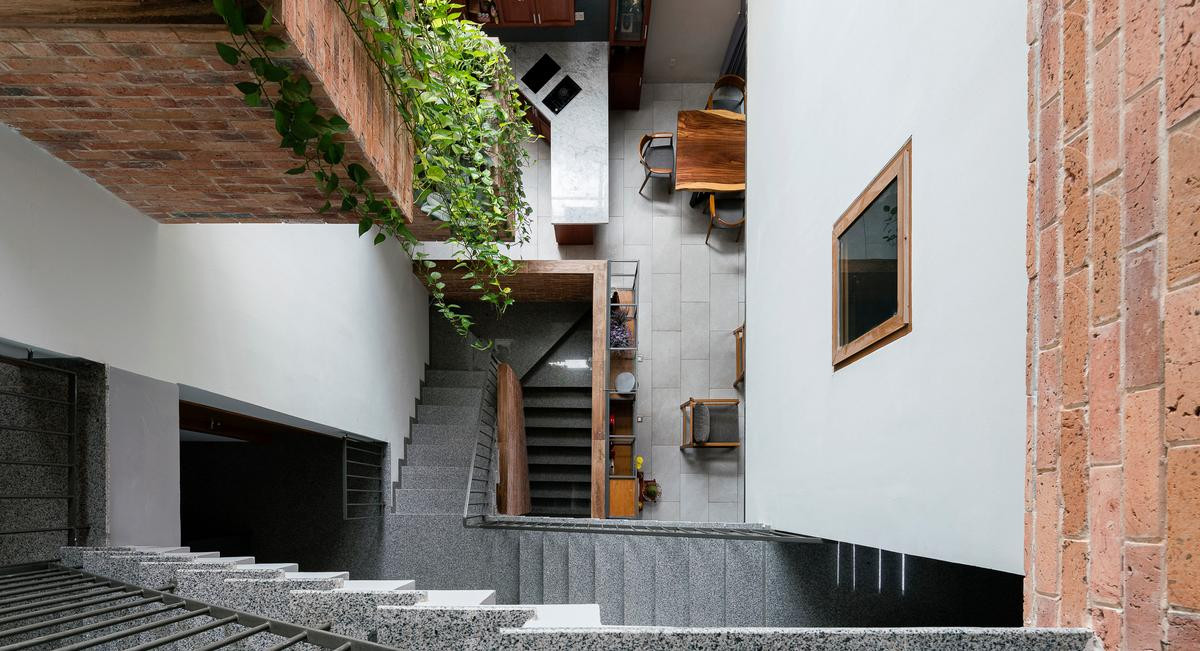 Vì không gian trong nhà được sử dụng cho nhiều hoạt động di chuyển nên mỗi ban công và cầu thang được các kiến trúc sư tùy chỉnh và thay đổi theo từng tầng để tránh lặp lại trong di chuyển và tối đa hóa công năng sử dụng. Vì không gian trong nhà được sử dụng cho nhiều hoạt động di chuyển nên mỗi ban công và cầu thang được các kiến trúc sư tùy chỉnh và thay đổi theo từng tầng để tránh lặp lại trong di chuyển và tối đa hóa công năng sử dụng.