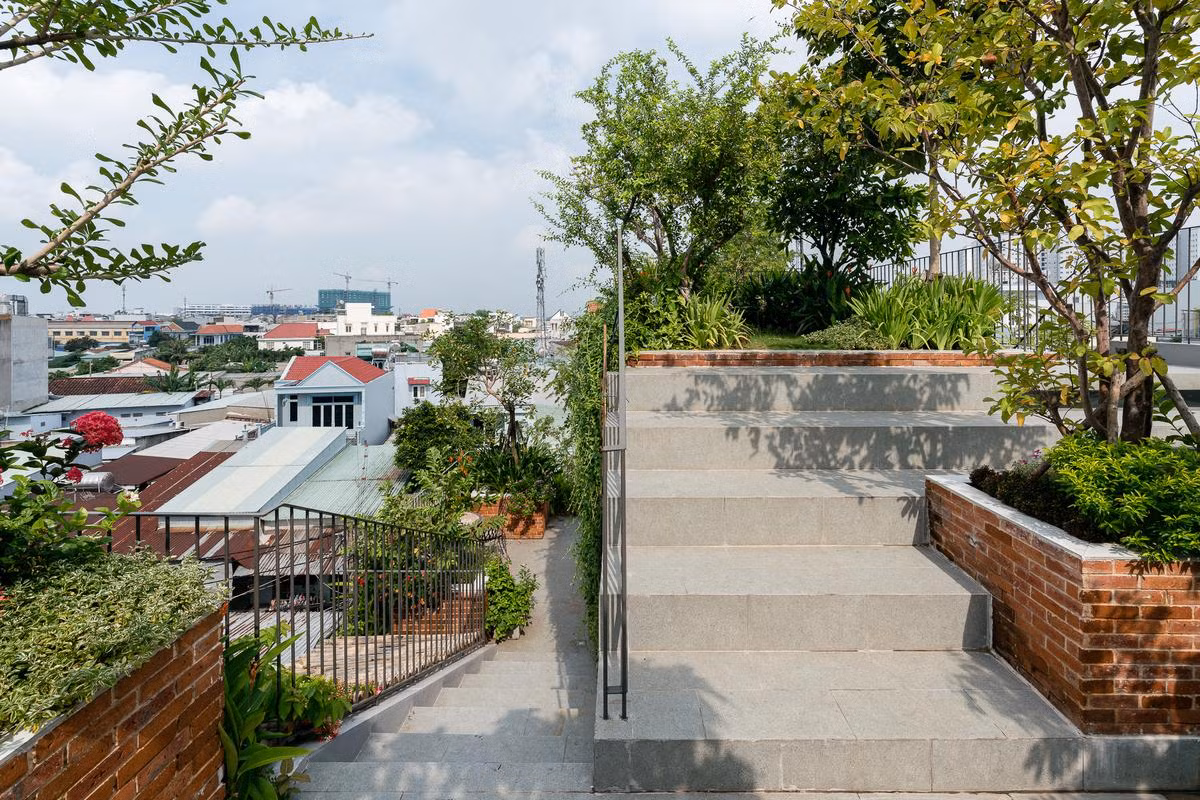 Thông thường, mái nhà là phần diện tích hay bị bỏ phí và không được khai thác sử dụng hiệu quả trong khi đó mật độ xây dựng ở các đô thị ngày càng lớn khiến diện tích cây xanh ngày càng bị thu hẹp, làm người sống bí bách. Do đó các kiến trúc sư đã thiết kế 1 công viên rộng 150m2 trên mái cho ngôi nhà.