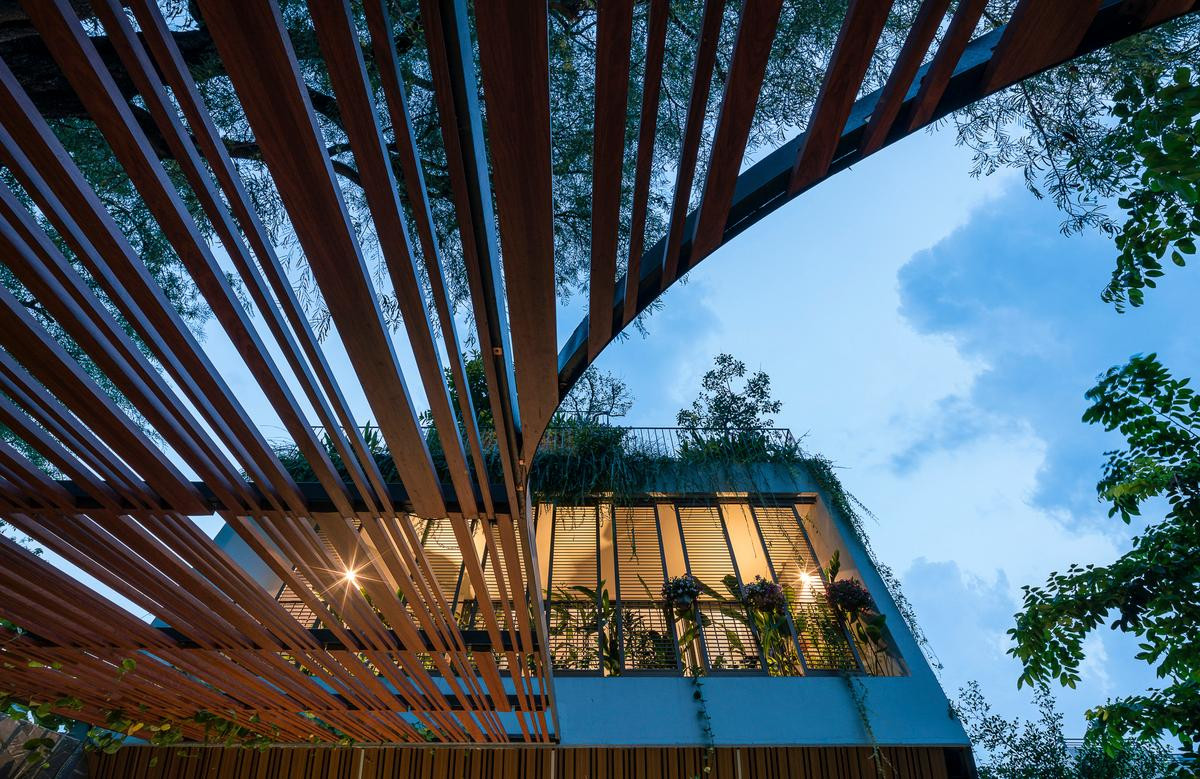 Căn nhà được thiết kế nhằm tạo ra nhiều không gian mở, vật liệu được lấy cảm hứng từ thiên nhiên giúp kết nối con người với thiên nhiên. Căn nhà được thiết kế nhằm tạo ra nhiều không gian mở, vật liệu được lấy cảm hứng từ thiên nhiên giúp kết nối con người với thiên nhiên.