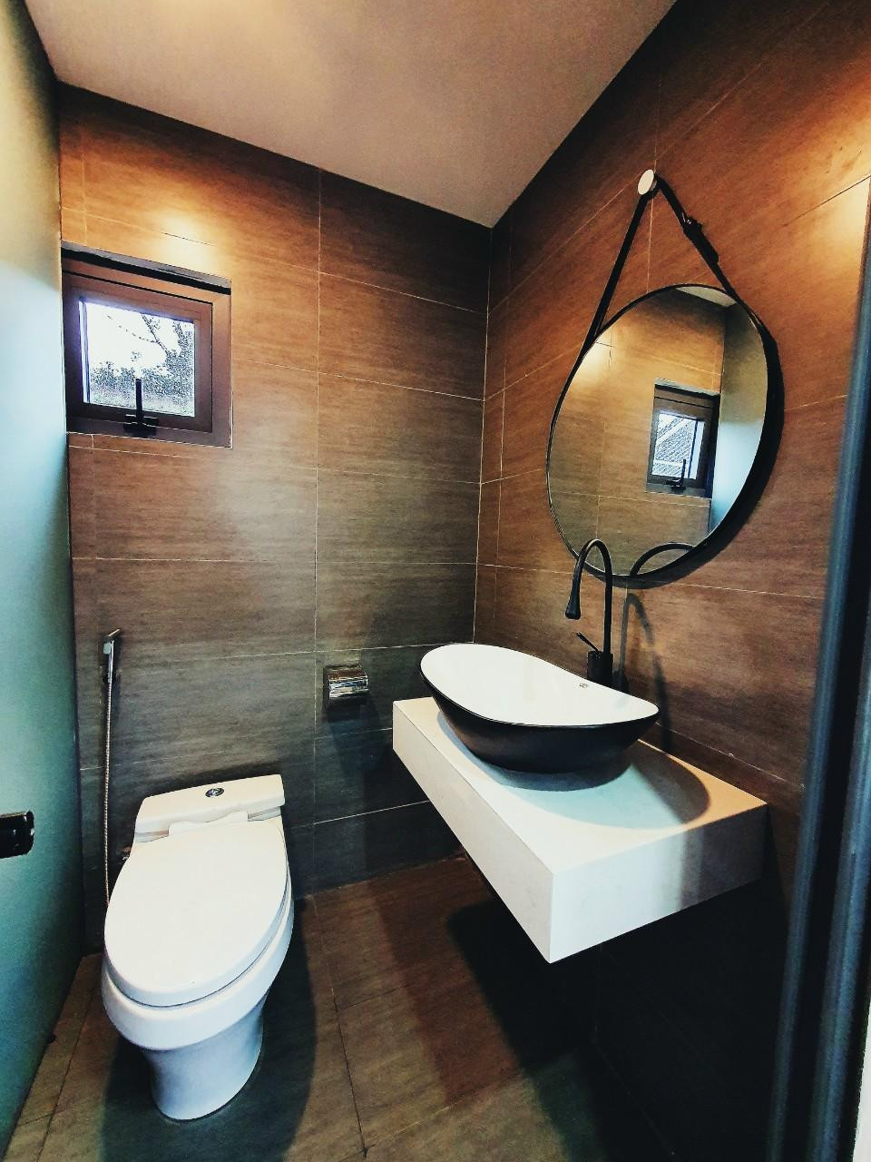 Theo anh Kha, phần mái của các căn nhà lắp ghép đều sử dụng tôn nhựa cách nhiệt và cách âm đến 80%. Do đó nó sẽ không gây tiếng ồn khi có mưa bão lớn giống như mái bằng tôn kẽm truyền thống. Còn vật liệu làm tường nhà thì chủ yếu bằng gạch bọt khí siêu nhẹ hoặc sẽ dùng tấm bê tông siêu nhẹ.